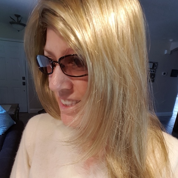 🌸AUTHENTIC VALENTINO SUNGLASSES. - Picture 2 of 7